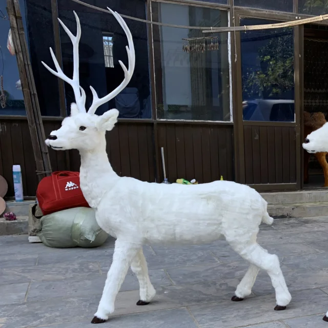 モダンな大型サイズの白いトナカイ屋外毛皮クリスマスデコレーション