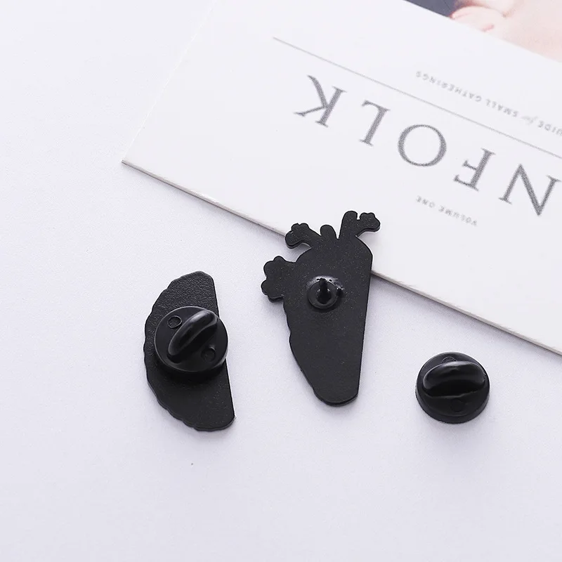 Брошь эмалированная на лацкане