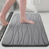 Gris claro con relieve ondulado.