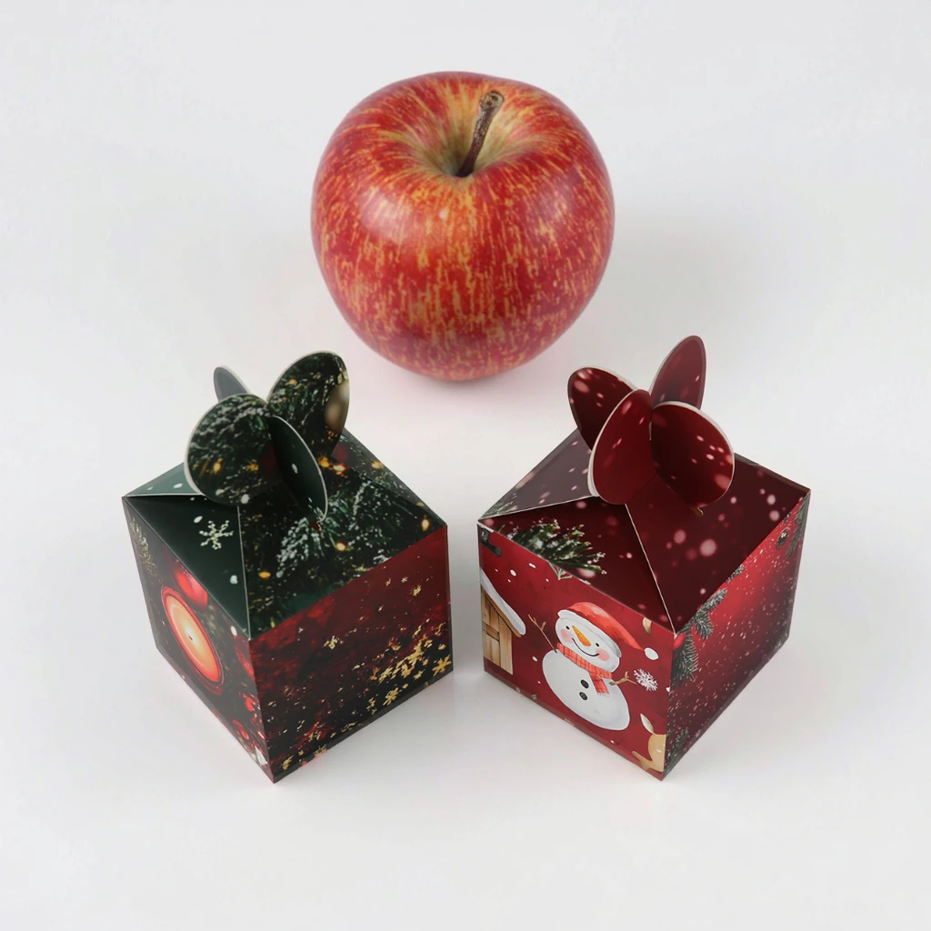 Tilpassbar hvit eske av kortholdt papir – myk brettbar gaveemballasje for juleepler – unik og stilfull gaveeske