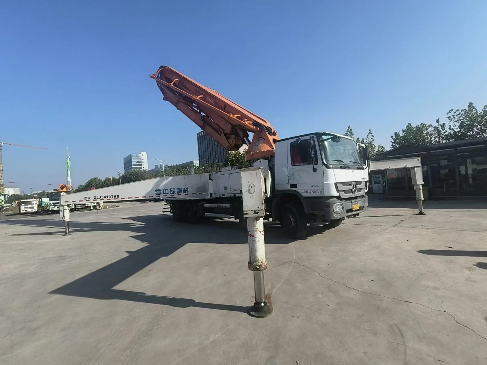 High Quality Used Zoomlion 52 Meter Concrete Mixer Pump Truck Good Condition with Engine Motor Core Components on Sale in Dubai