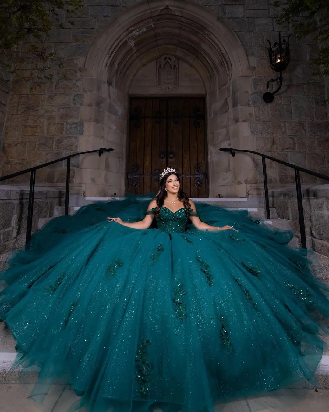 Mumuleo Off the Shoulder Emerald Green Quinceanera Dress  Elegant Glitter  Ball Gown with Lace Appliques and Sweetheart Neckline
