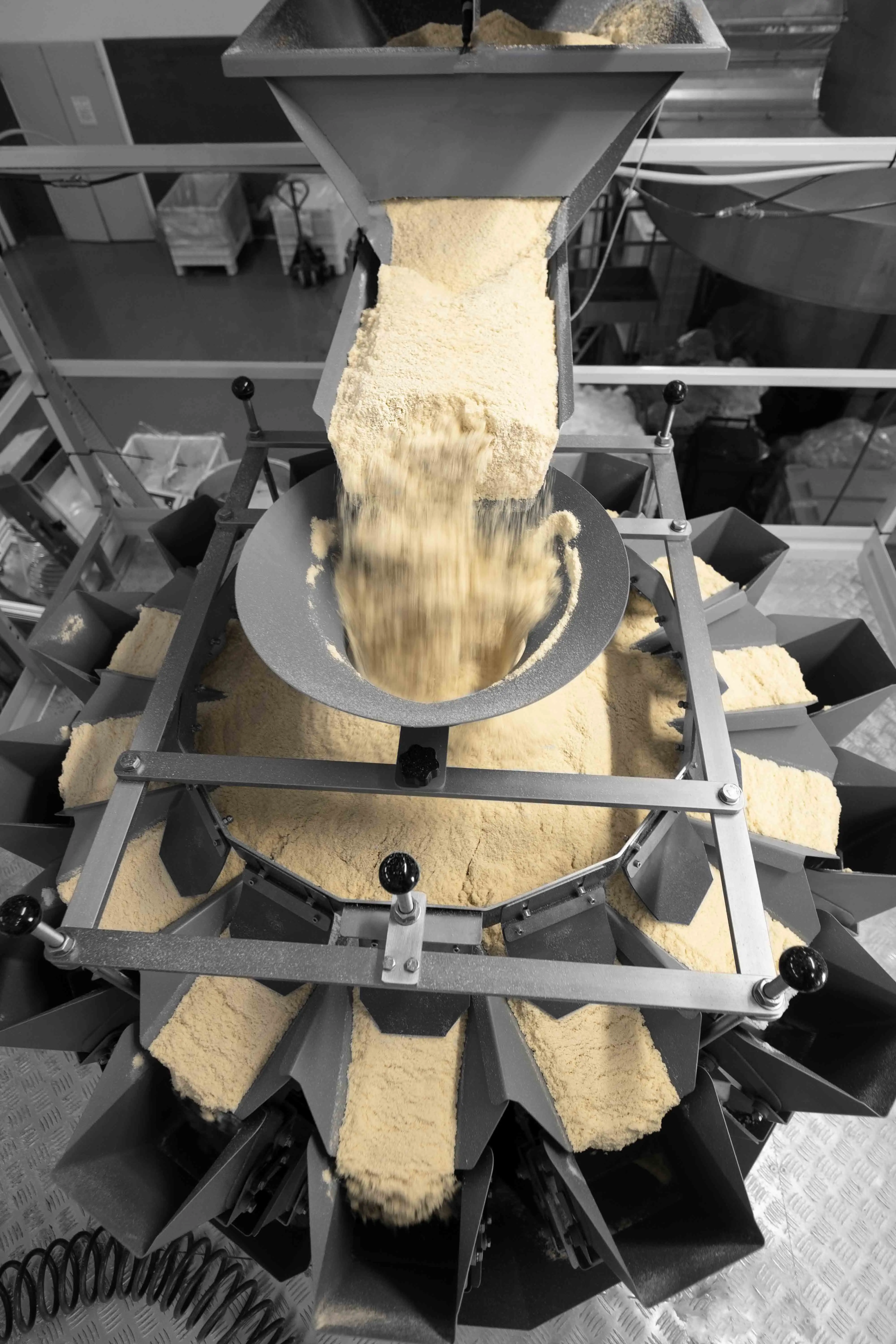 Надежный итальянский бренд высшего качества 1 кг свежего тертого гранулированного твердого сырого плавленого сыра в жестяной