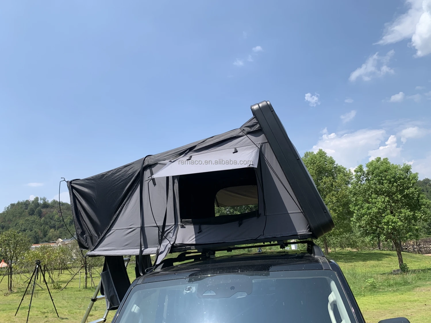 Remaco Waterproof Travelling Camping Land Cruiser Hard Shell Car Roof Top Tent Folding Flip Open Truck Rooftop Tent for Sale