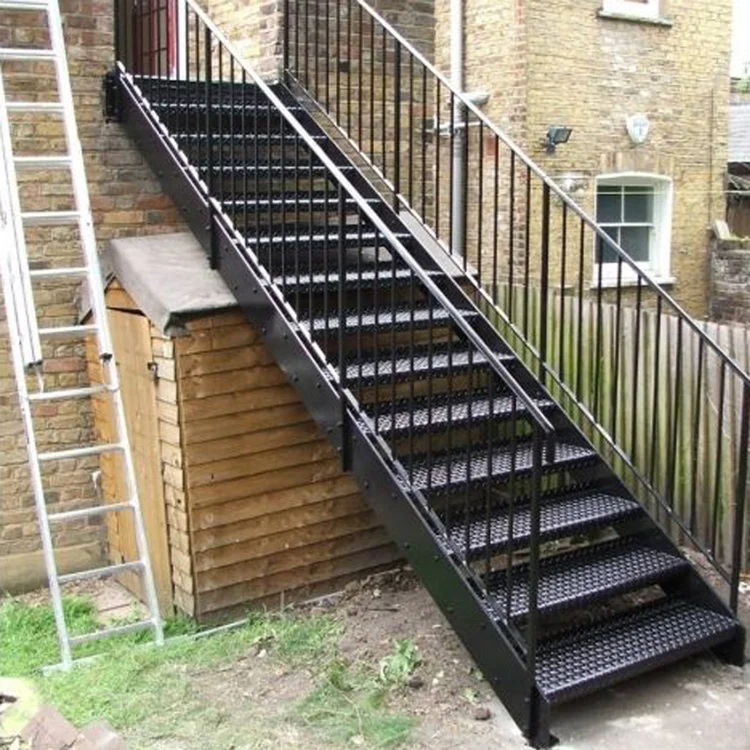 Наружная металлическая лестница. Лестница из металла. Лестница железная уличная. Лестница металлическая уличная.