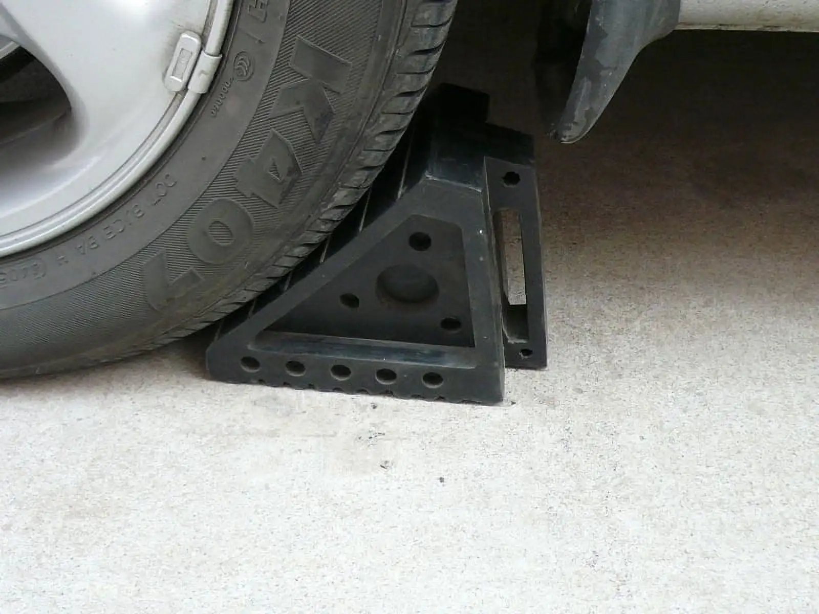 Wholesale Motorcycle Wheel Chock Black Rubber 270*120*180MM with Handle Roadway Product factory