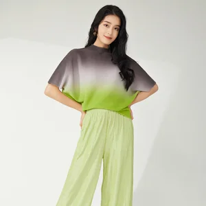 Women's Summer Casual T-Shirt Fashionable Pleated Top With Elastic Gradient Bat Sleeves Elegant and Personalized Short-Sleeved