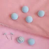 Un artículo cubierto de tela azul.