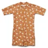 Bañador enterizo marrón con estampado de cocoteros.
