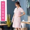 Chemise rose avec col blanc et manches courtes