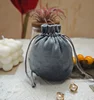 Gris oscuro