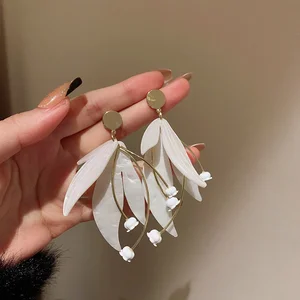 New Style Wholesale Earrings Luxurious Excessive White Flower Petal Stud Earrings Alloy Fashion Earrings for Women