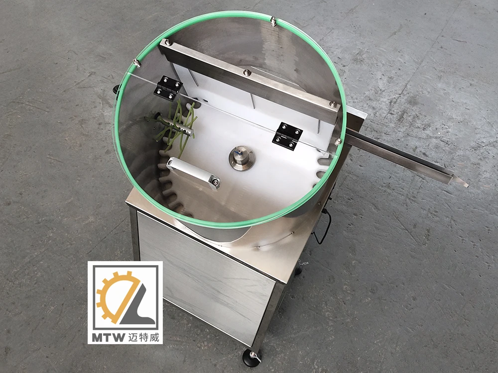Automatic bottle feeding machine