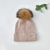 Rose-camel avec pompon marron