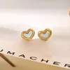 xke0217-orecchini a cuore con conchiglia bianca in oro
