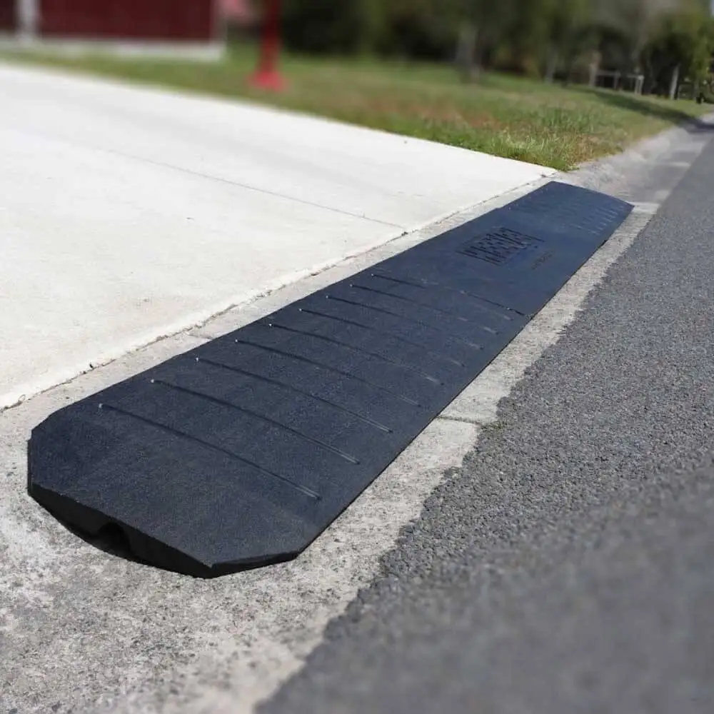 High Quality Heavy-Duty Solid Rubber Slope Road Shoulder Ramp Premium Roadway Product manufacture