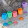 Copa de vino de plástico con estampado colorido