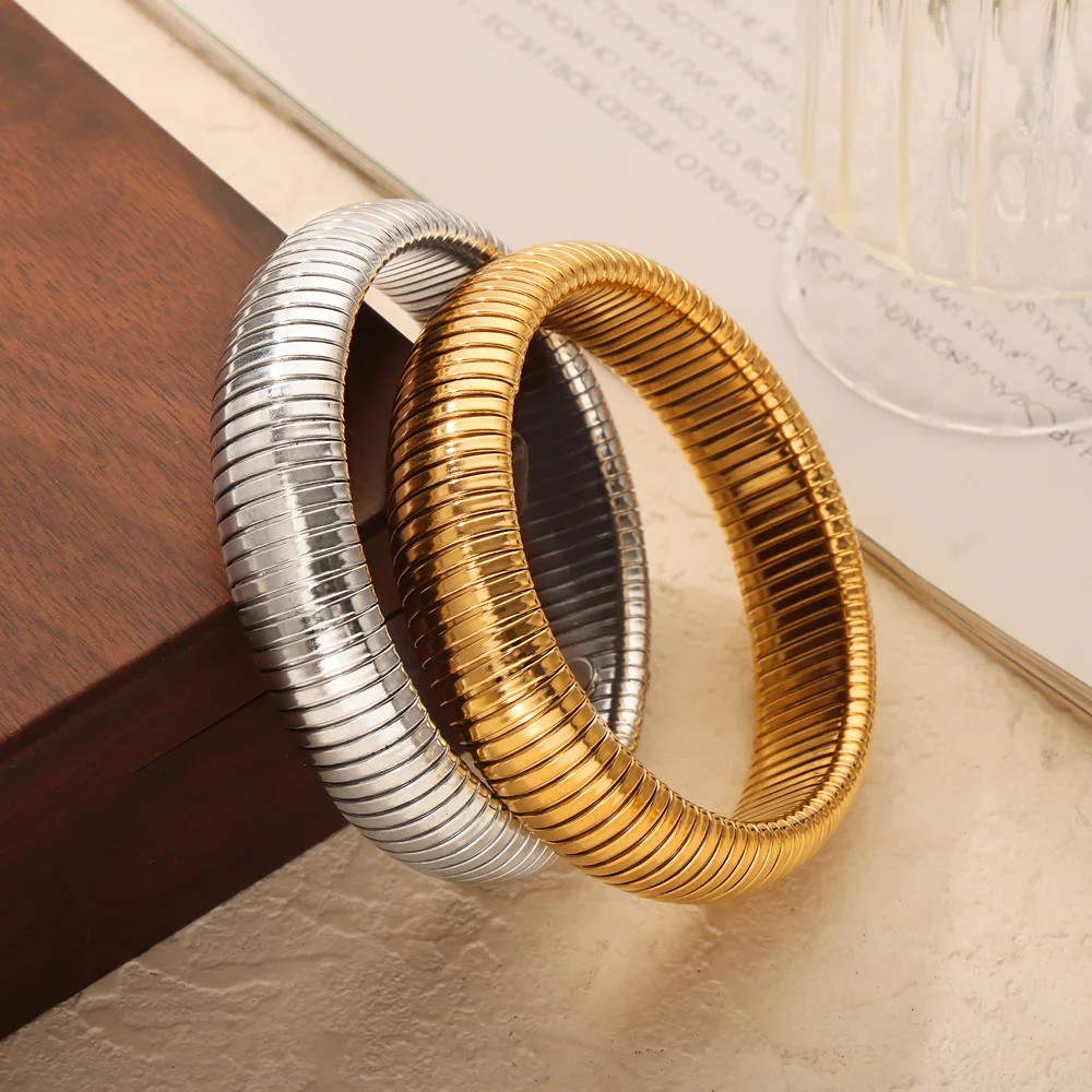 French Romantic Bangle with Sparkling Zircon Gold Plated Inlaid Hollow Glittering Stainless Steel Bangle