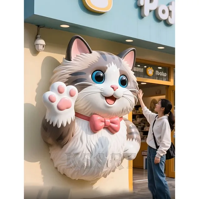 Cat Sculptures at the Entrance of a Pet Store Serve As a Draw for Customers to Take Photos and Decorate the Area.