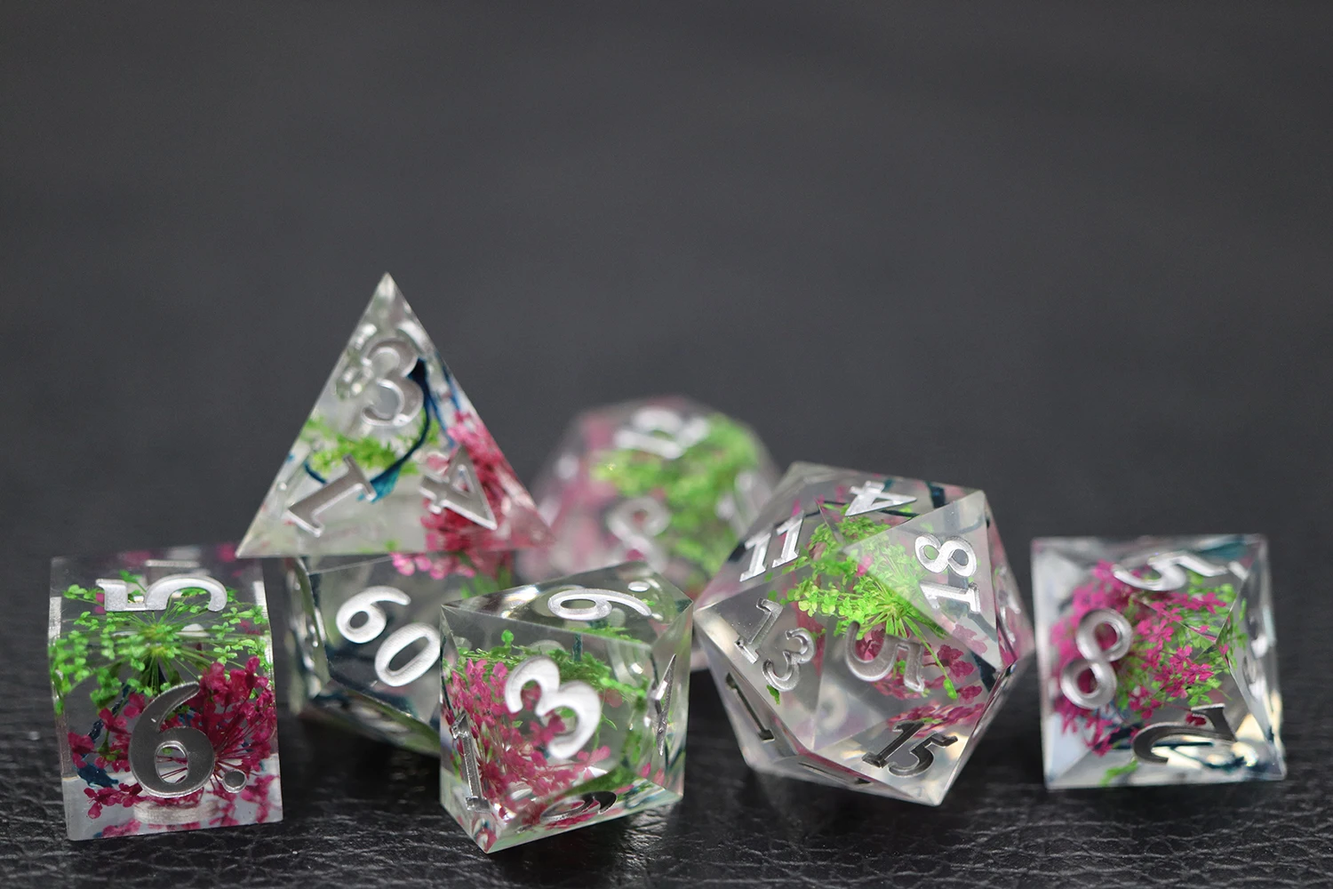 Custom 7pcs Dnd RPG Transparent Polyhedral Dice Set Flower Design Sharp Edge Resin Dice factory