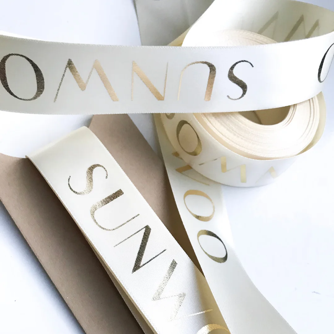 Индивидуальный печатный логотип 1 5 дюймов атласная полиэфирная лента с логотипом персонализированные ленты бренда для упаковки подарков