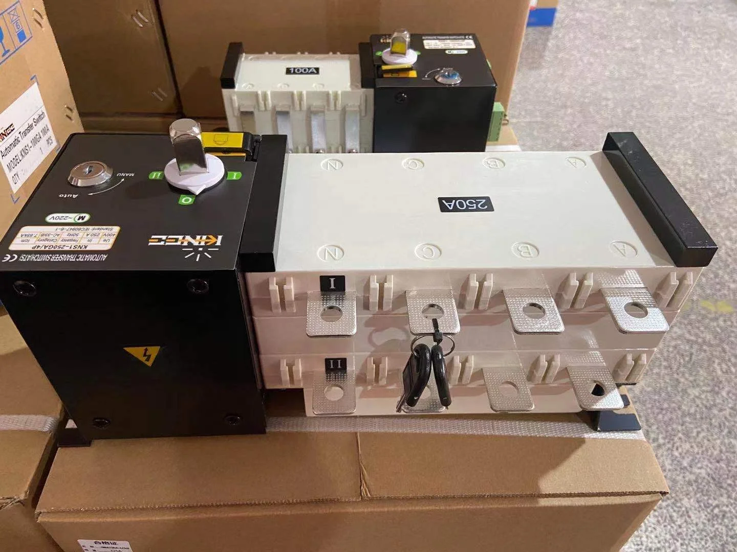 KINEE Automatic Transfer Switch ATS 3P 4P 100A 250A 400A 630A 800A 1250A 1600A 2500A Capacity Plastic and Metal Material