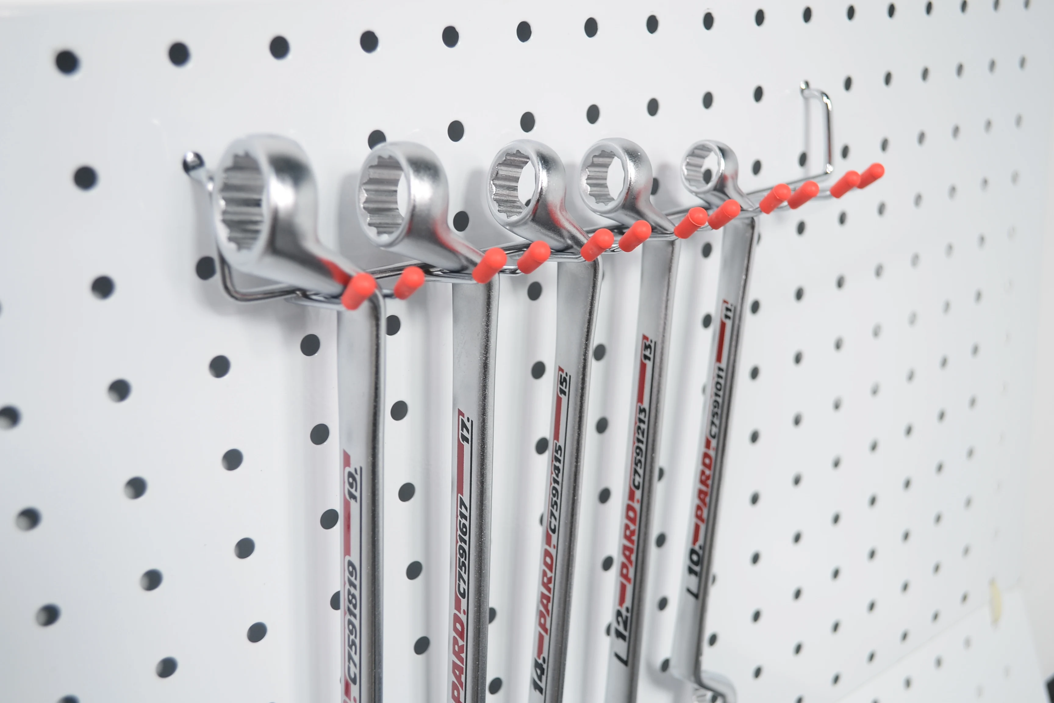 50pcs Pegboard Hook Kit With Basket