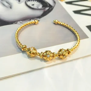 18-carat gold vintage twisted-pattern clasp Bangle, 0.556 carats lab-grown round diamonds, luxury ladies' jewellery