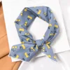 123 piccoli nespoli su sfondo blu
