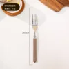 Tenedor para plato principal con forma de rosa.
