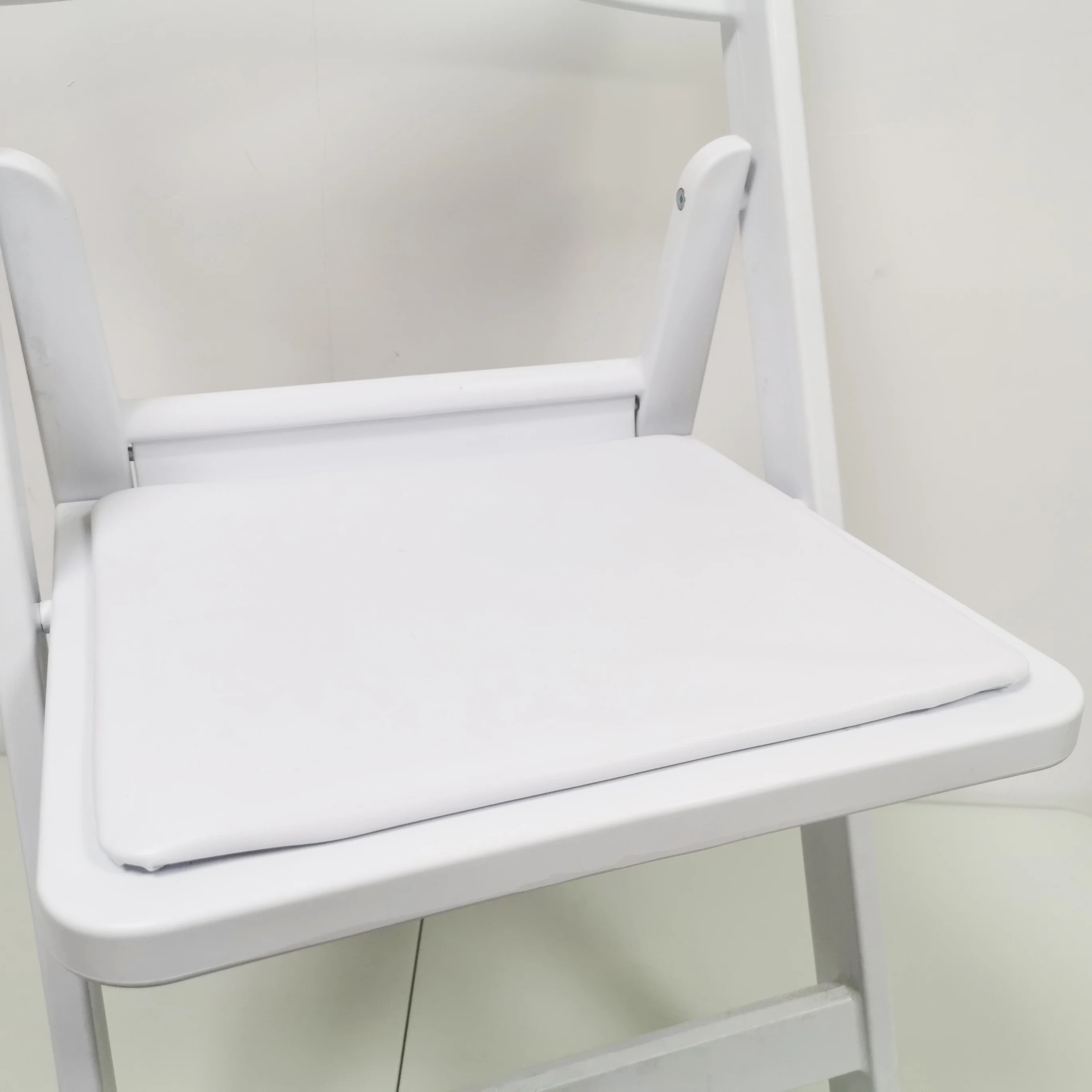 Wedding Party Event Garden Furniture Manufacturer Supplies Lightweight Foldable Padded Resin Outdoor Folding White Plastic Chair