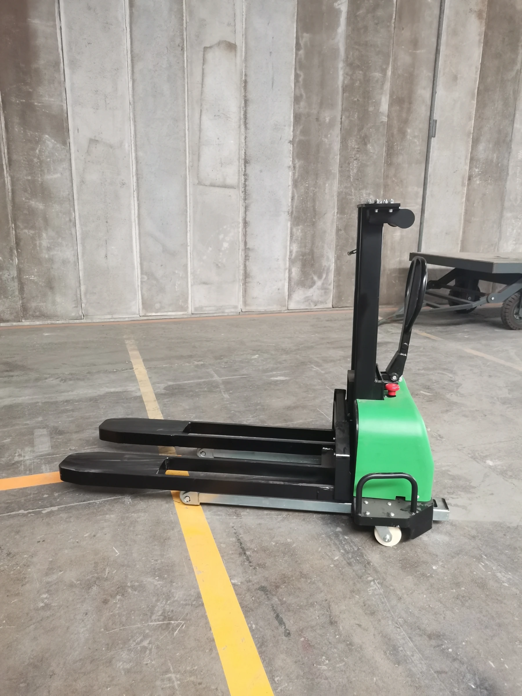 小型便携式电动装卸机