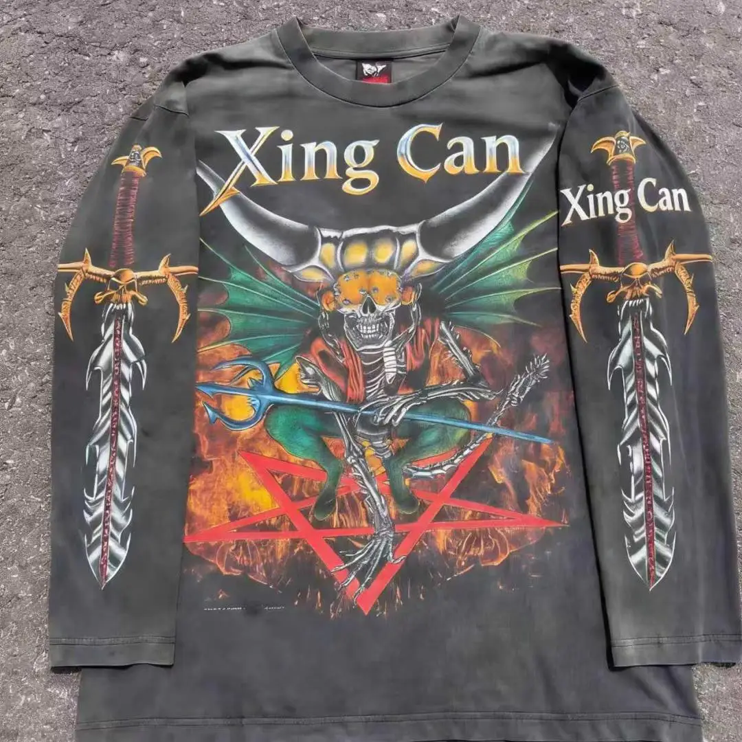 Producent odzieży streetwear dostosowuje do indywidualnych zamówień męski oversize’owy T-shirt w stylu Y2K z bawełny, poddanej procesowi kwasowego prania, z graficznym nadrukiem DTG