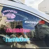 Altri esempi di adesivi per auto con finestre in colori personalizzati