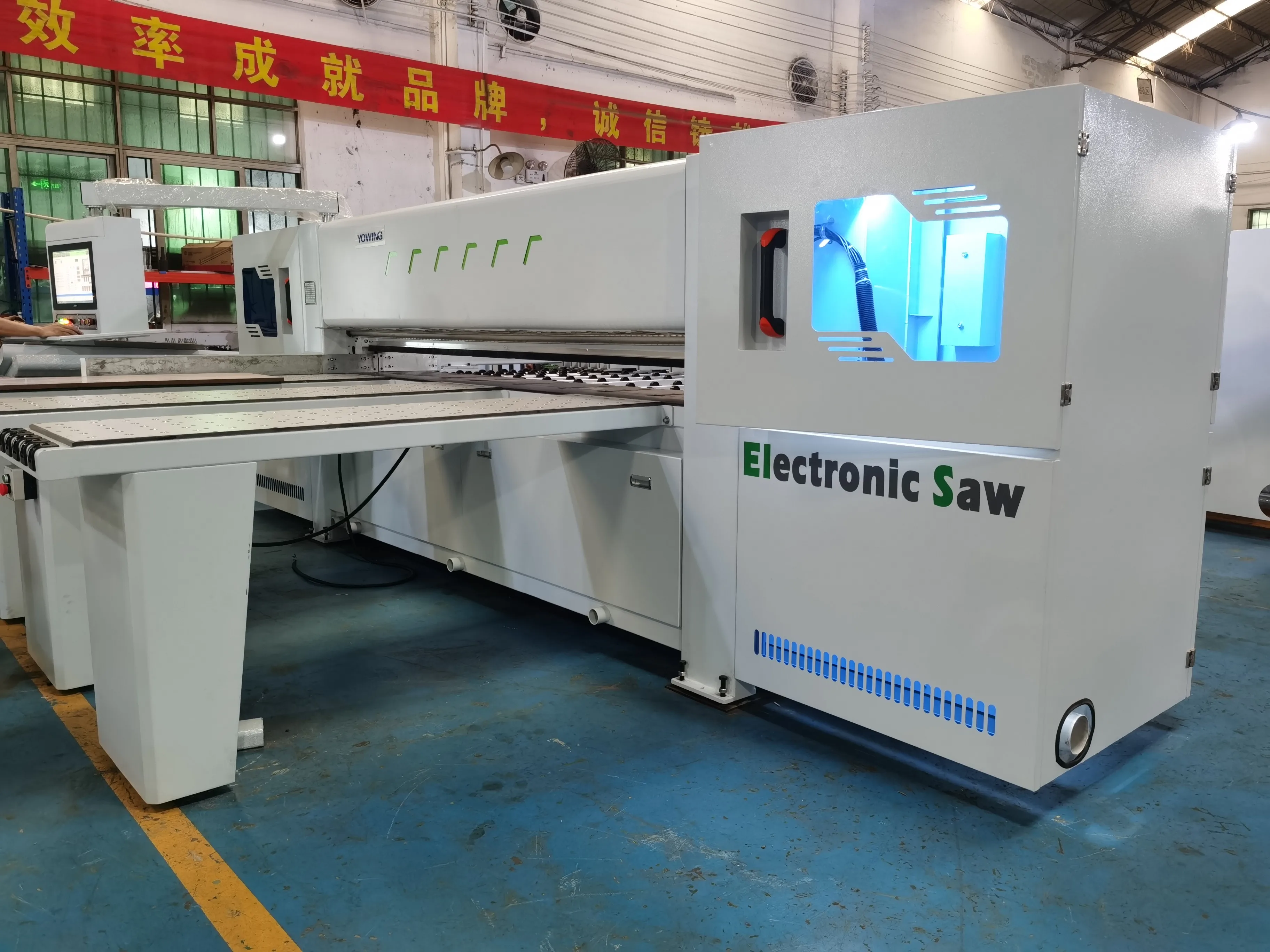 Panel Dividing Saw with Lifting Table - High-Accuracy Woodworking