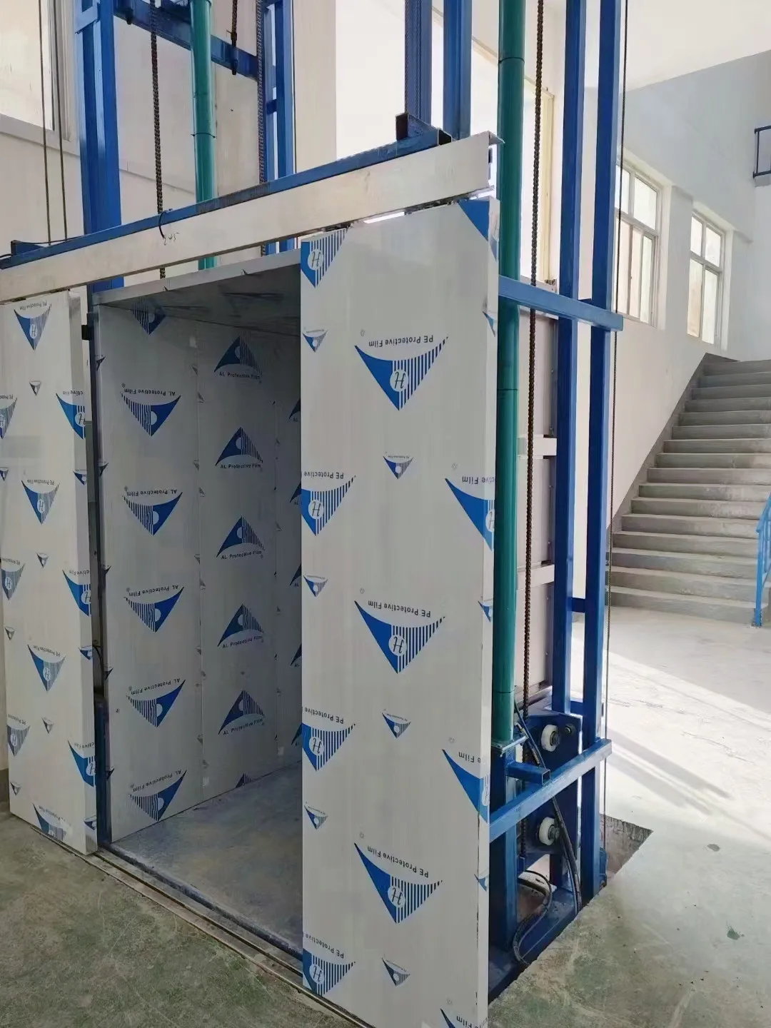 Industrial Hydraulic Vertical Guide Rail Cargo Lift Freight Elevator ...