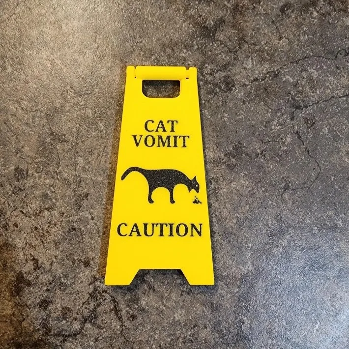 Cartello Divertente 'Attenzione Vomito Di Gatto' - Segnale Giallo Per Pavimento Bagnato, 10x4,5 Cm