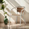Fauteuil en bois et plastique avec revêtement en oxyde d'aluminium.