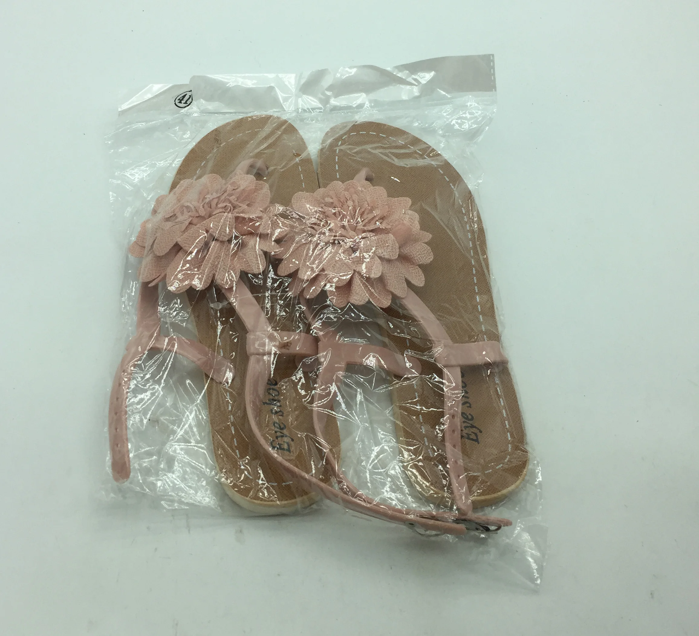 
 Сделанные в Китае красивые дизайнерские женские туфли и сандалии из поливинилхлорида  