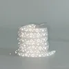 Lacet de chaussure blanc réfléchissant motif galaxie étoilée.
