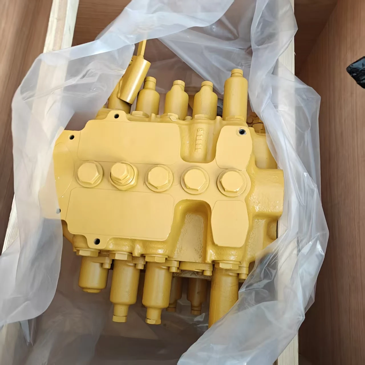 723-46-11620 7234611620 PC200-3 PC200-8 PC200-6 Excavator Hydraulic Control Valve PC200-3 for Komatsu Distribution Valve