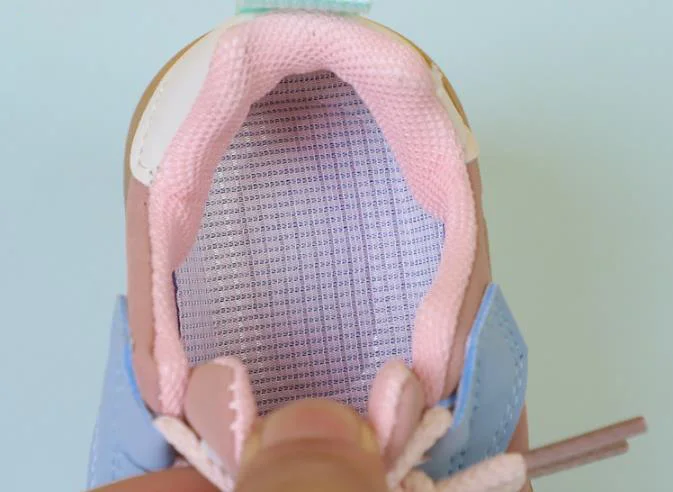 卸売ファッション新しい子供のスポーツシューズ男の子スプライシングカジュアルシューズ女の子シングルマフィンソール在庫子供スニーカー靴