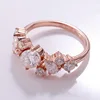 Anillo de oro macizo de 10 quilates con moissanita y diamantes.