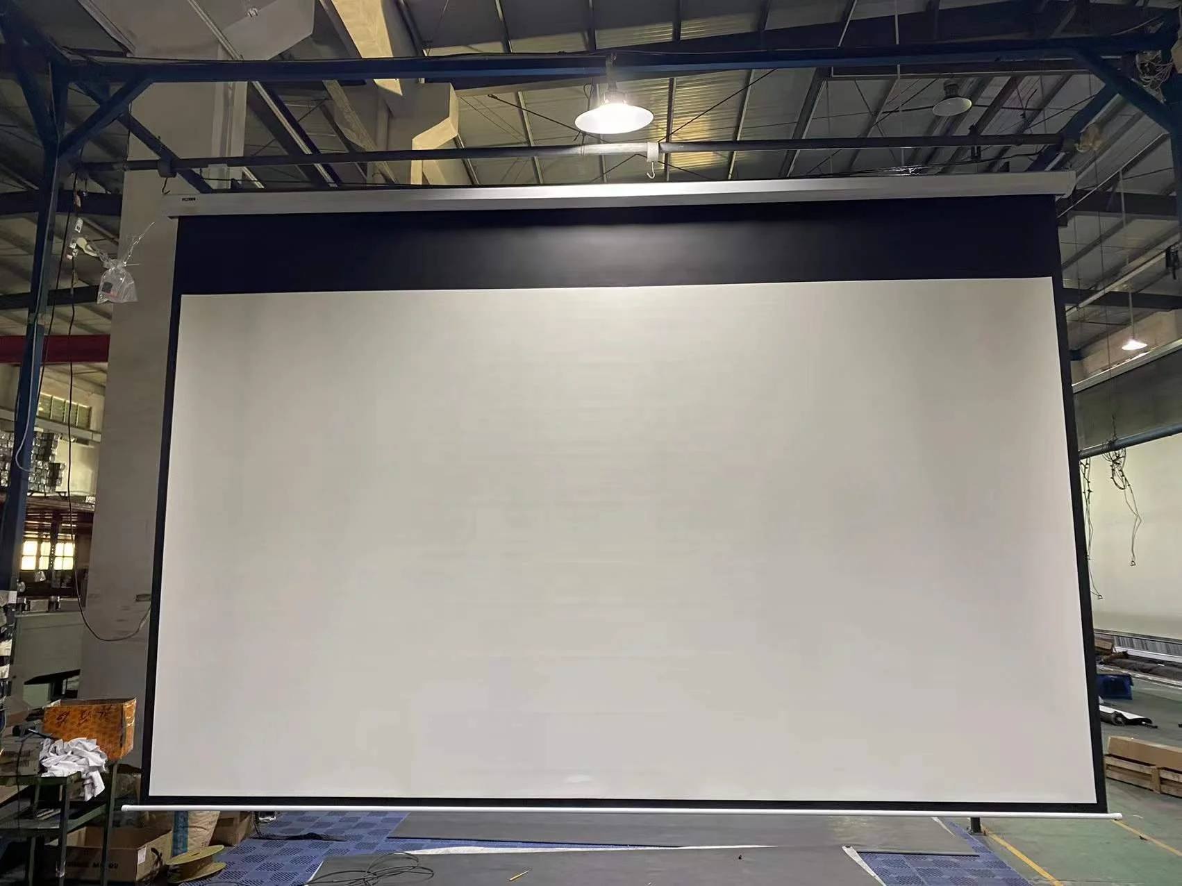 300インチ電動プロジェクタースクリーン、電動格納式プロジェクター