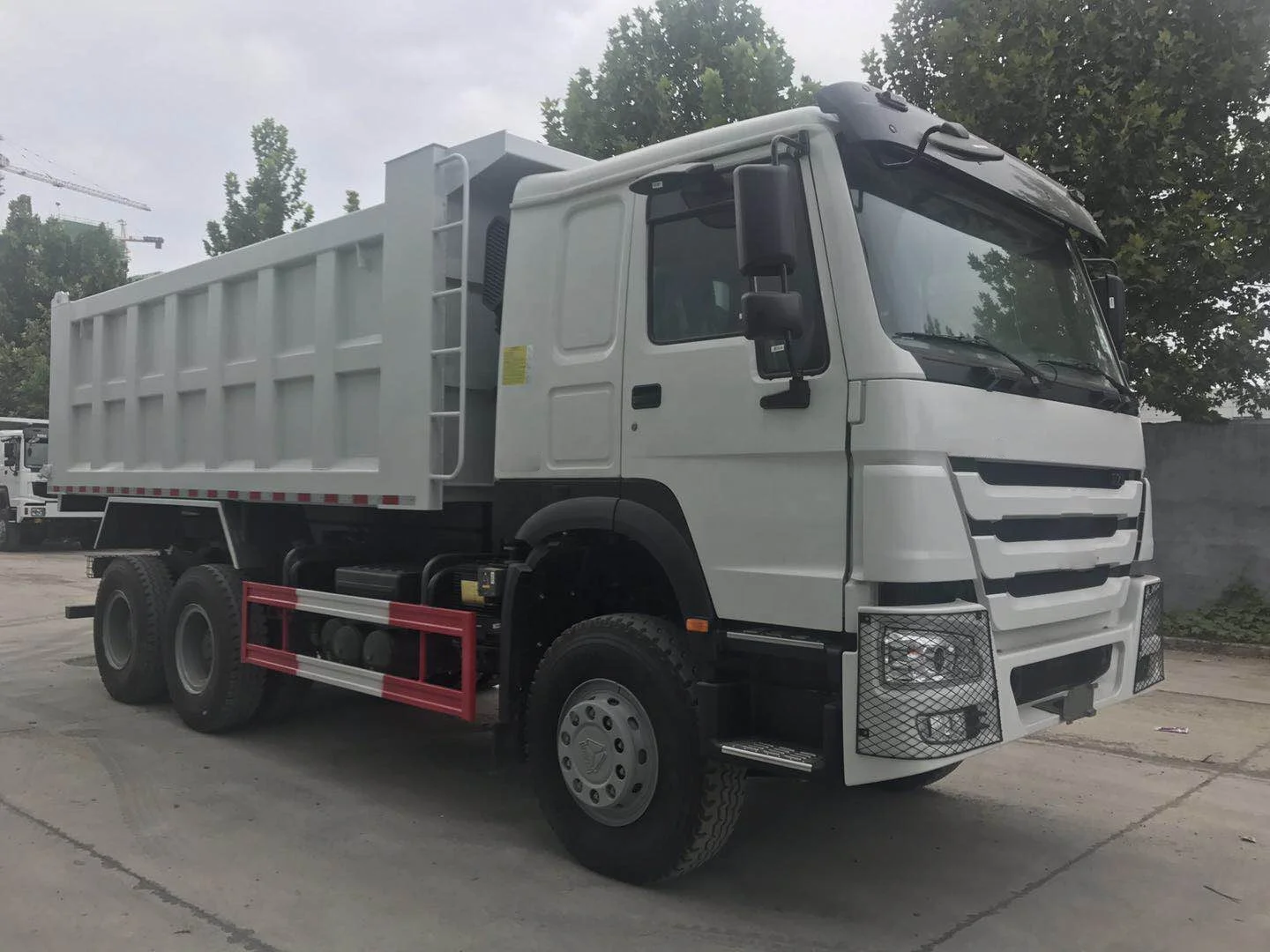 HOWO 6*4 ZZ3257N3847A 371hp 12500kg 300L Ride on Dump Truck Toy