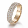 Anillo de oro de 10 quilates con diamantes de laboratorio.