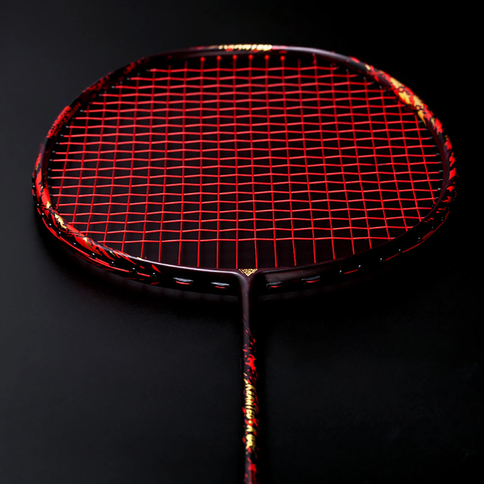 Закрытый конкурс углеродного волокна ракетка для игры в бадминтон наступление взрослых Профессиональный может выдержать 32 фунта