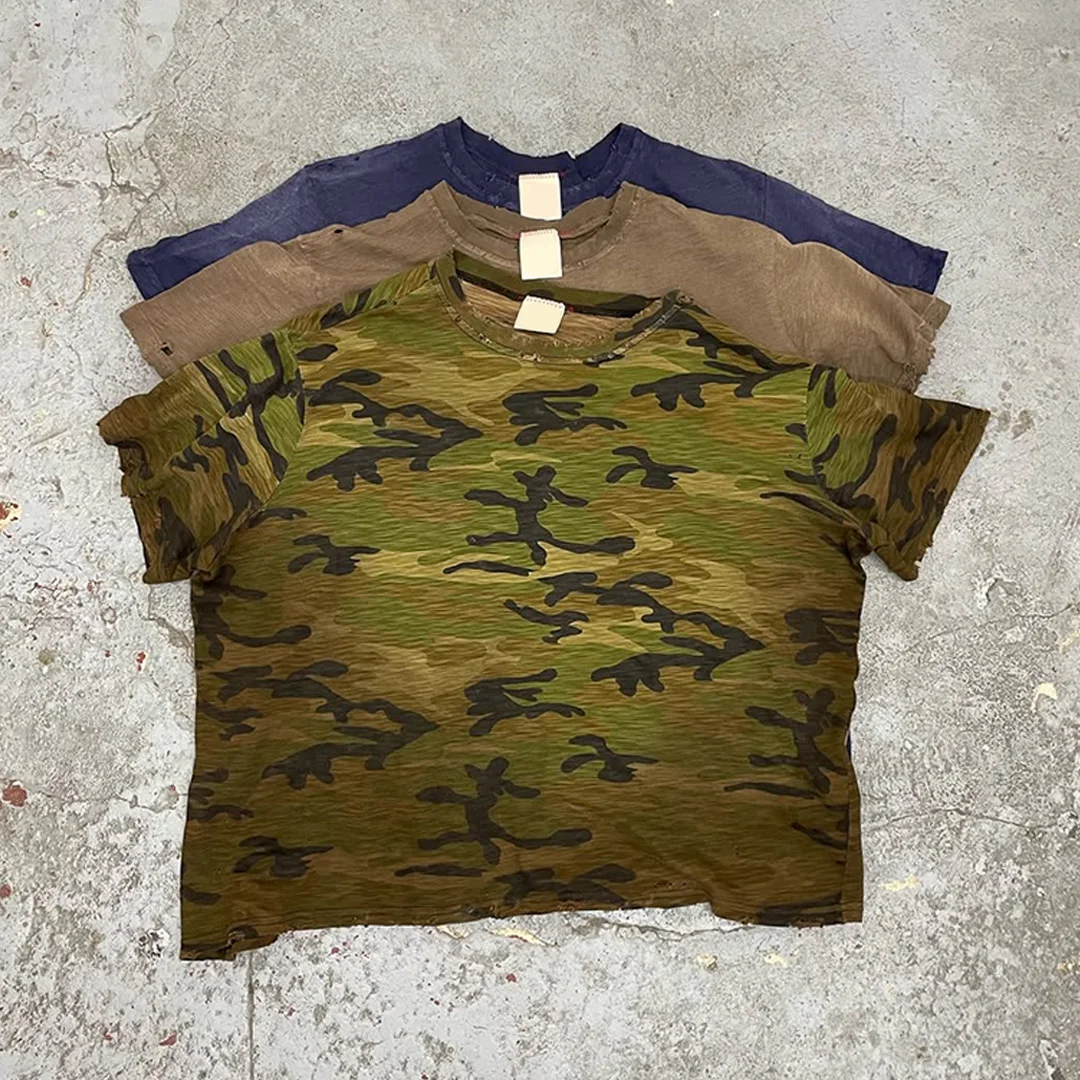 Niesterowny DTG T-shirt dla mężczyzn w stylu retro z efektem zużycia i dynamicznym nadrukiem rozpryskowym, ciężka bawełna, przepłukana i wyblakła wersja luźnego modelu casual z krótkimi rękawami