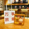 Sac cadeau orange (aspect brocart) avec suspension orange.