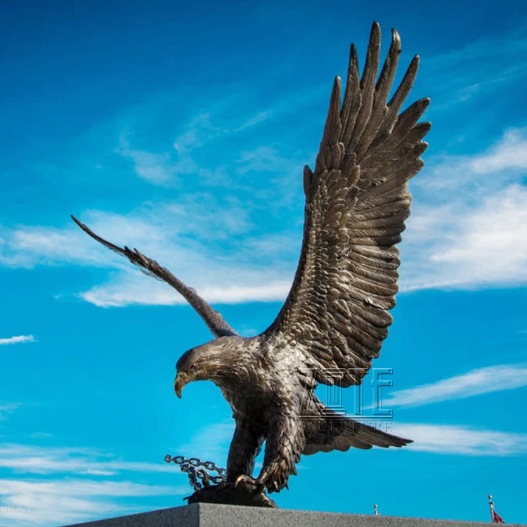 鋳造彫刻大きな空飛ぶワシを捕まえる魚の像ブロンズタカの彫刻